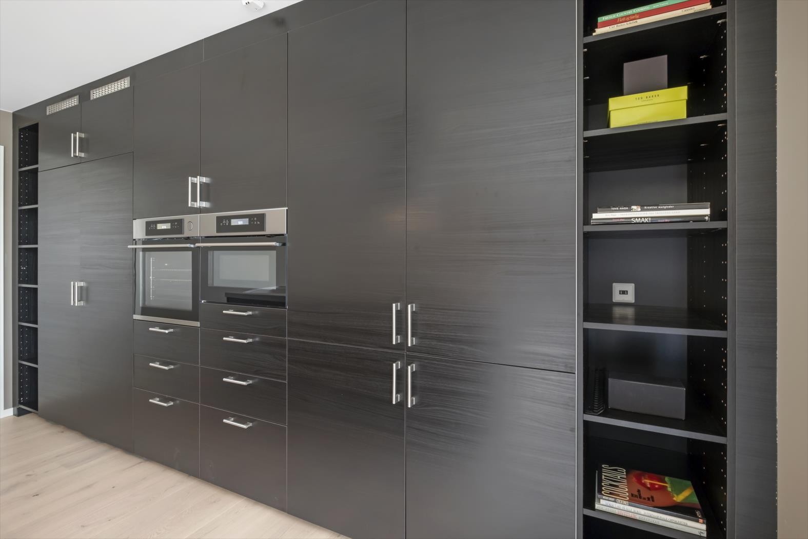 Høyskap fra gulv til tak, her slipper du noe særlig støvtørking. Galleribilde