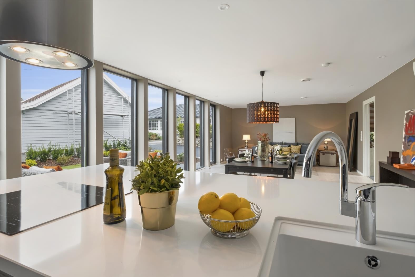 Nedfelt vask og integrert platetopp i kjøkkenøyen. Dette er et flott kjøkken for hobbykokken. Galleribilde