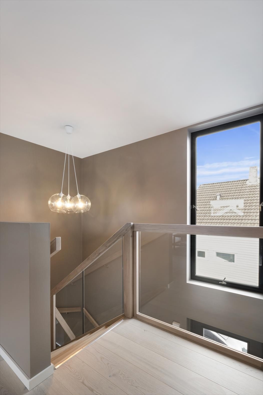 Så stilig trapp at den pynter opp hele huset. Den røde tråden er gjennomgående hva materialvalg angår. Galleribilde