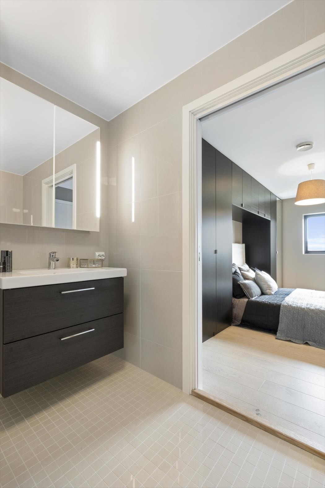 Lekkert, privat baderom i forbindelse med hovedsoverommet. Galleribilde