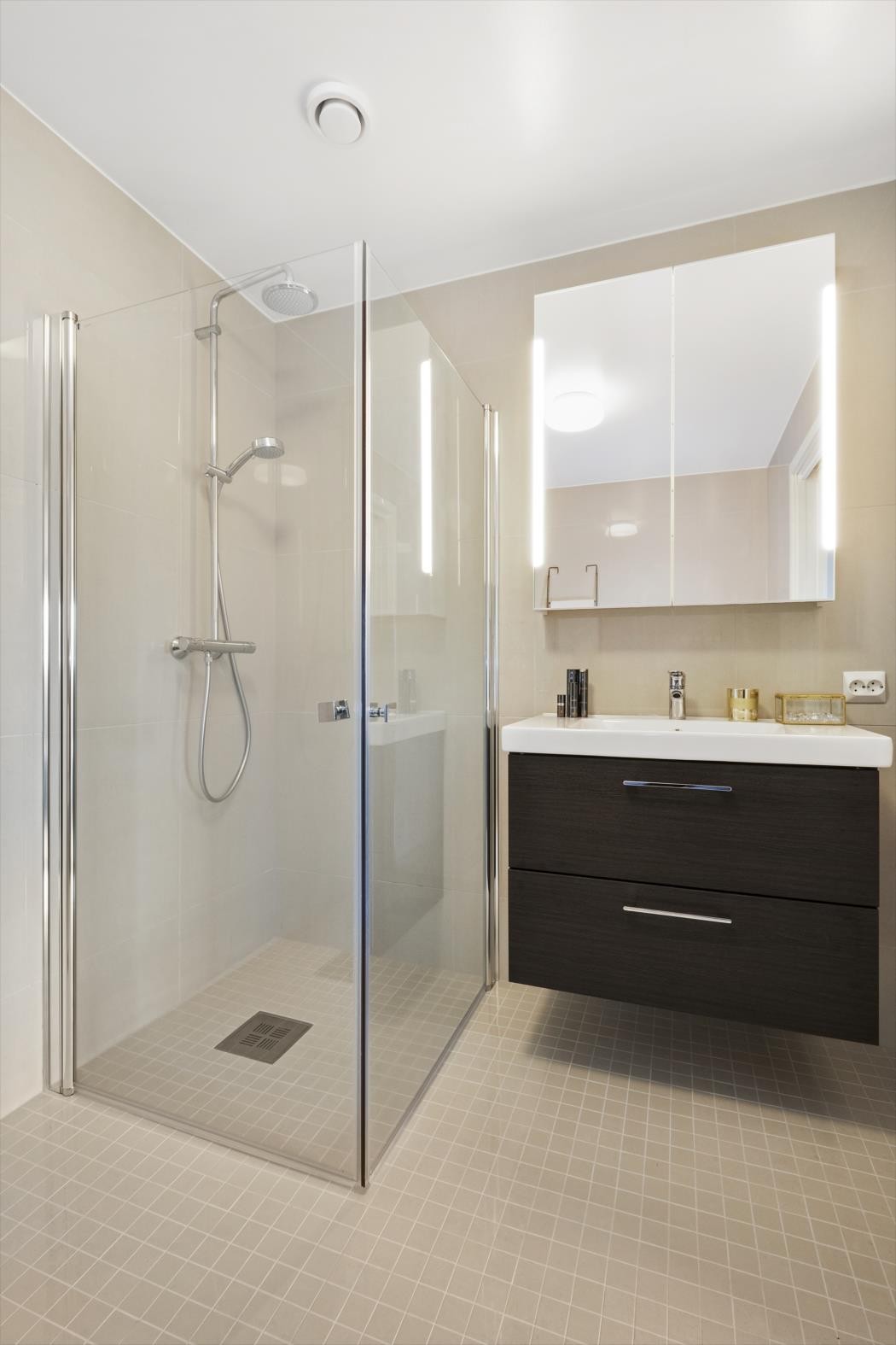 Her er det god plass til både han og henne. Deilig å ha et bad helt for seg selv. Galleribilde