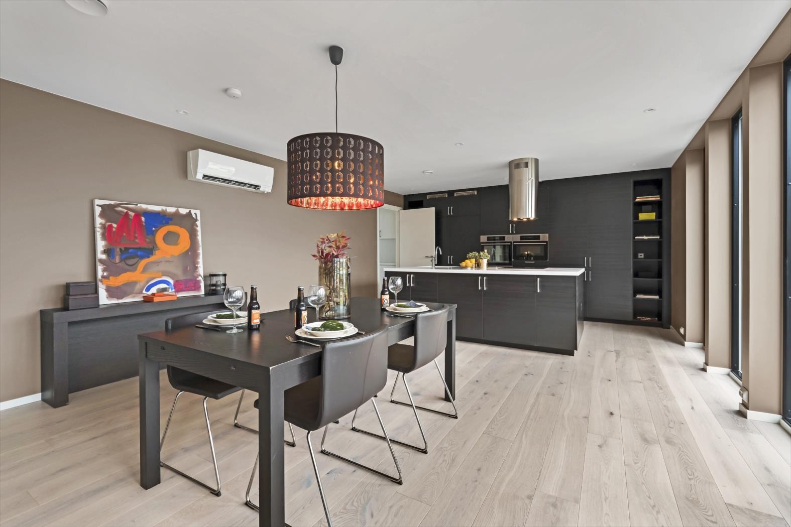 Listefrie overganger mot tak, eikeparkett på gulv og delikate farger. Galleribilde