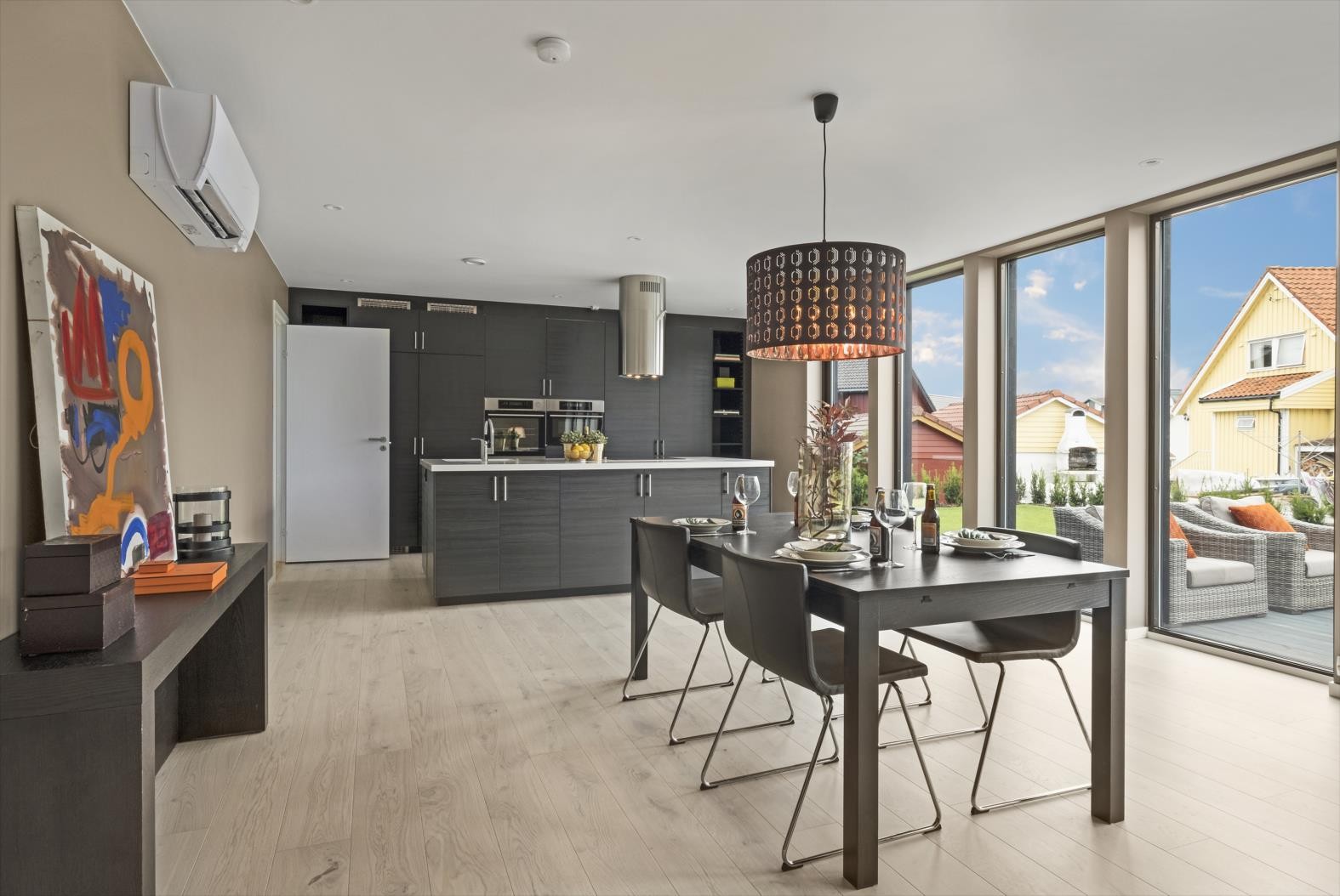 Stort og flott kjøkken med skap fra gulv til tak. Galleribilde