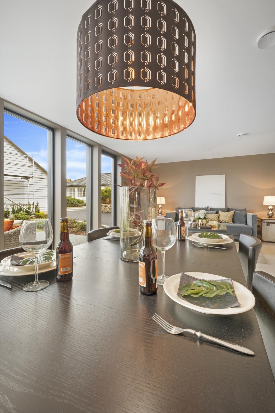 I stuen er det god plass til både spisebord og sofagruppe. Galleribilde