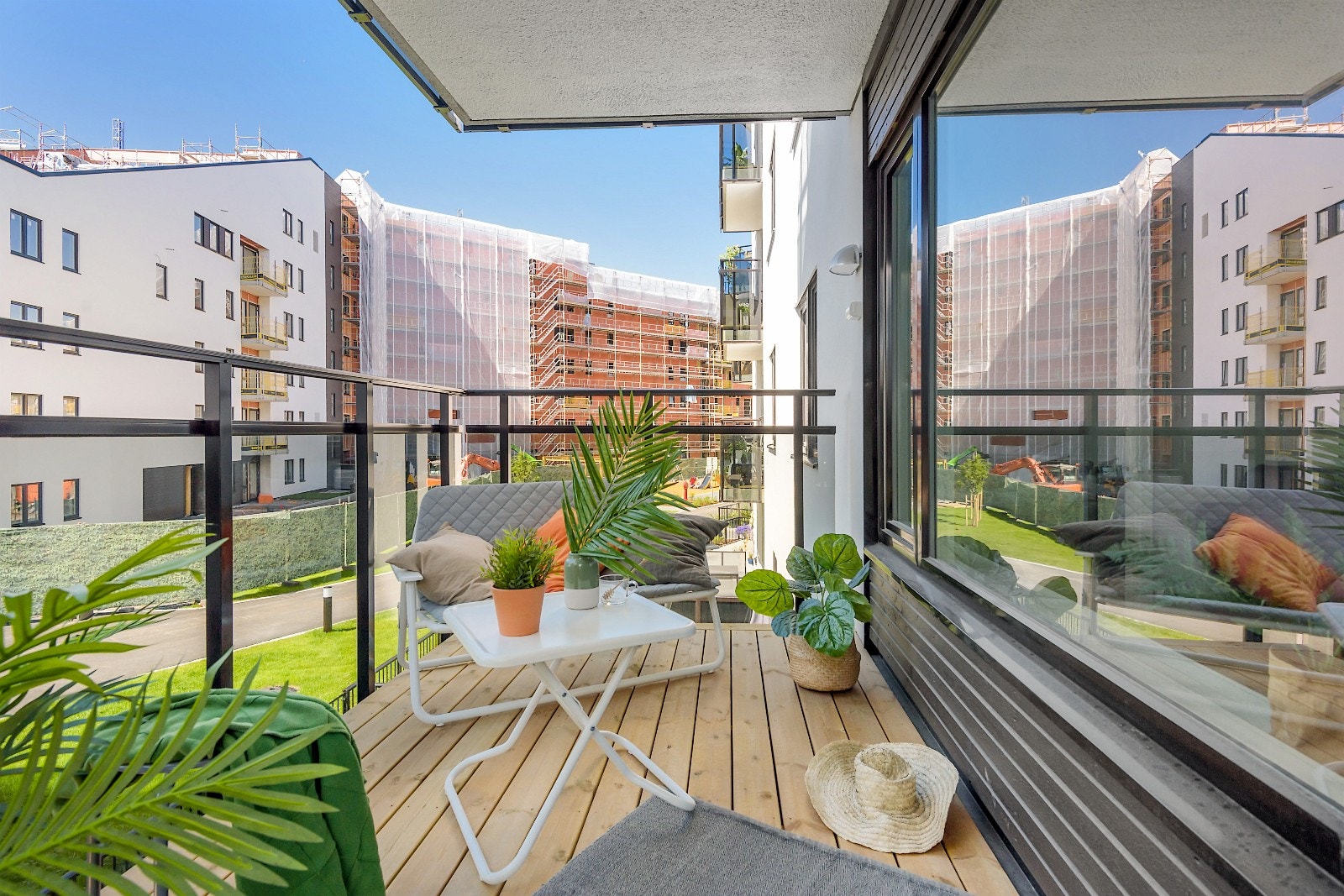 Solfylt balkong mot sørvest. Galleribilde