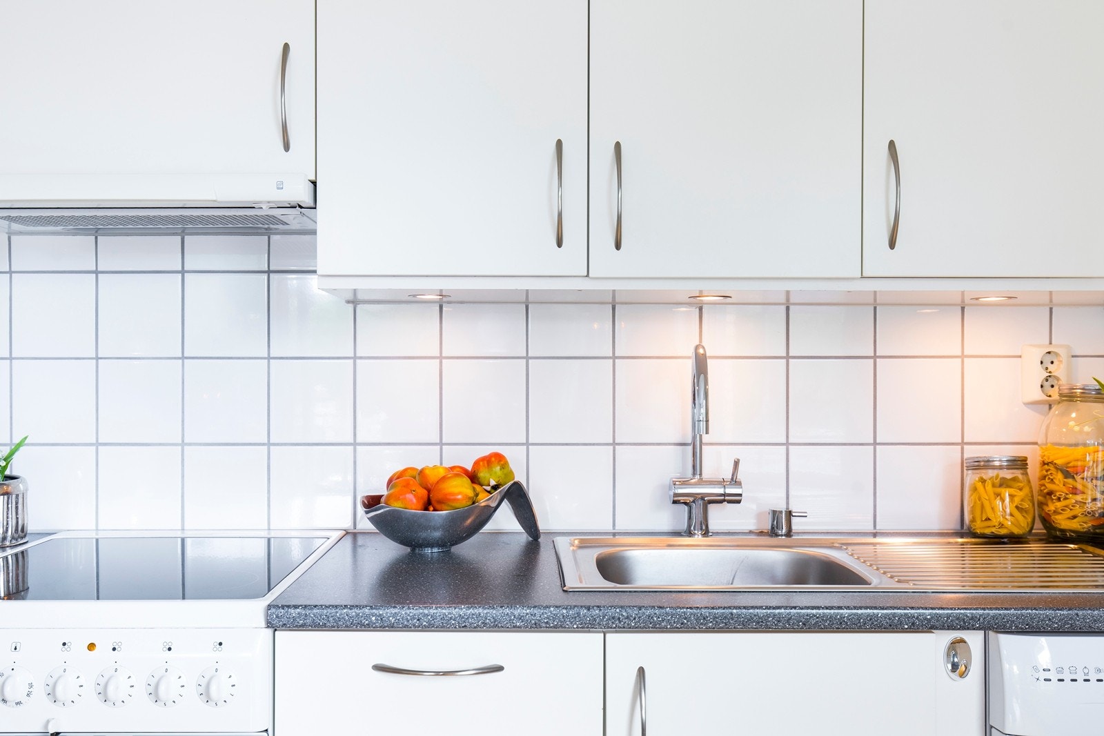 Kjøkkenet er utstyrt med komfyr, kombinert kjøl/fryse-skap, samt oppvaskmaskin. Avtrekksvifte med sentralt avtrekk koblet til badet over koketopp. Galleribilde