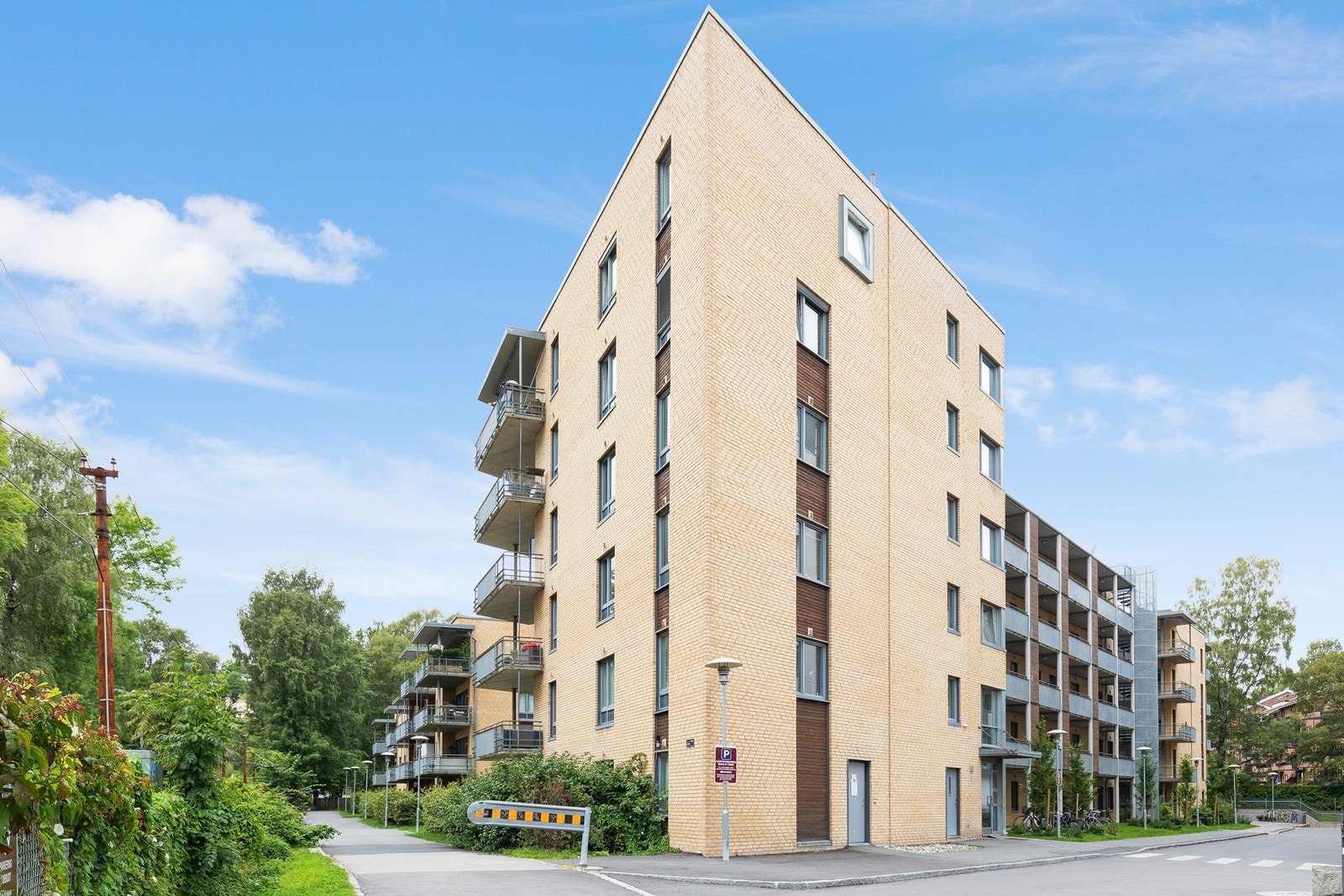 Velkommen til Hoffsveien 6, en stilig og praktisk 2-roms leilighet på attraktive Hoff/Skøyen. Her bor du tilbaketrukket og stille til i grønne omgivelser, men samtidig svært sentralt med bl.a. trikk- og bussforbindelse rett i nærheten. Galleribilde