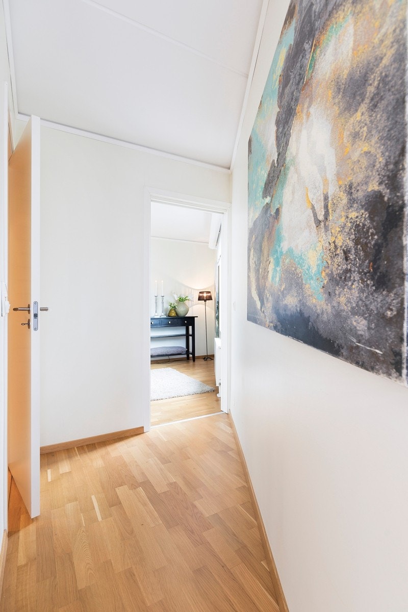 Gang mellom stue, bad og soverom med plass for oppbevaringsløsninger. Galleribilde