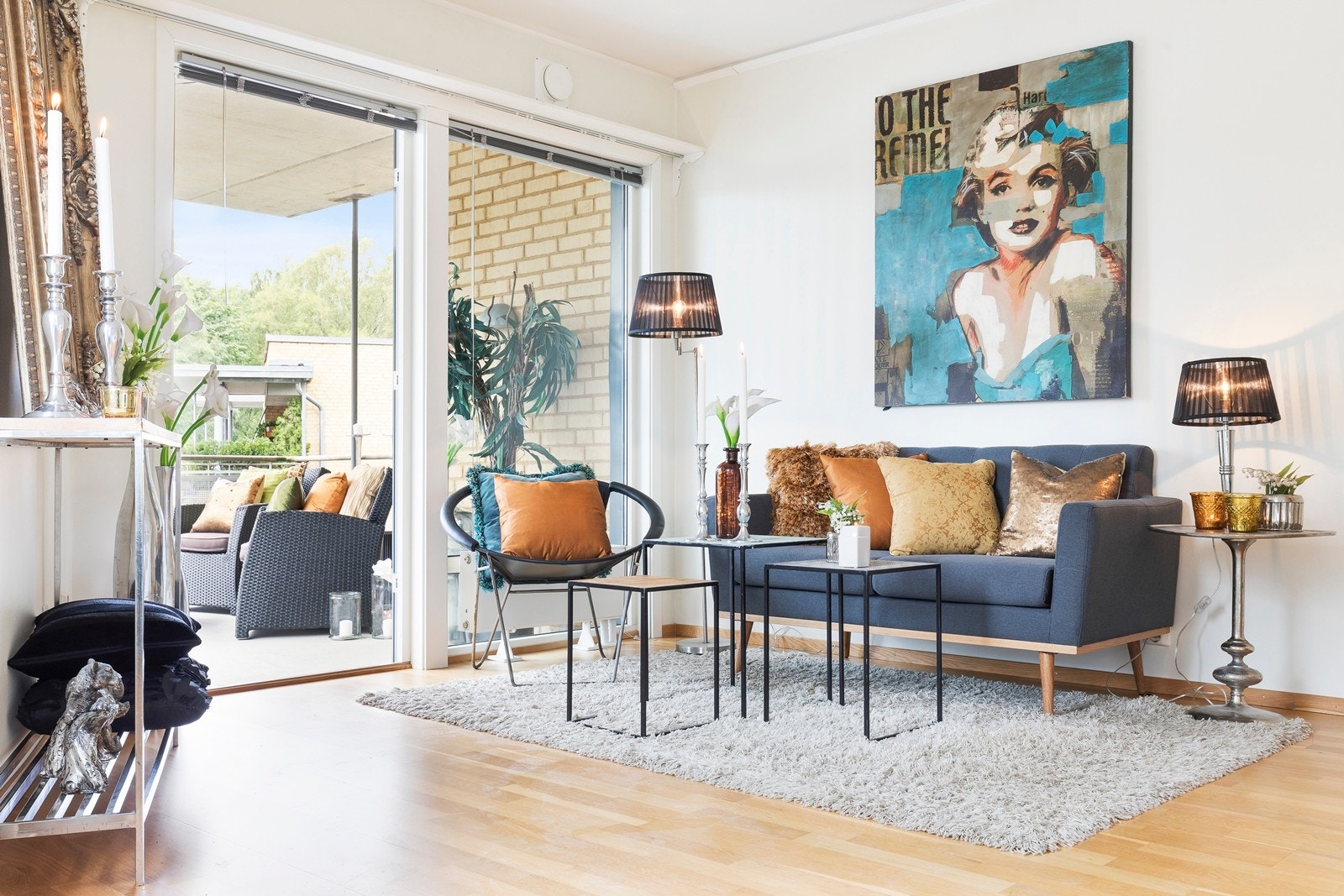 Gulv til tak vinduer gjør leiligheten lys og luftig. Galleribilde