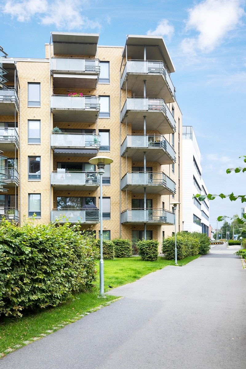 Sameiet har både en flott opparbeidet hage samt en stor solrik takterrasse til disposisjon for sine bebore. Galleribilde