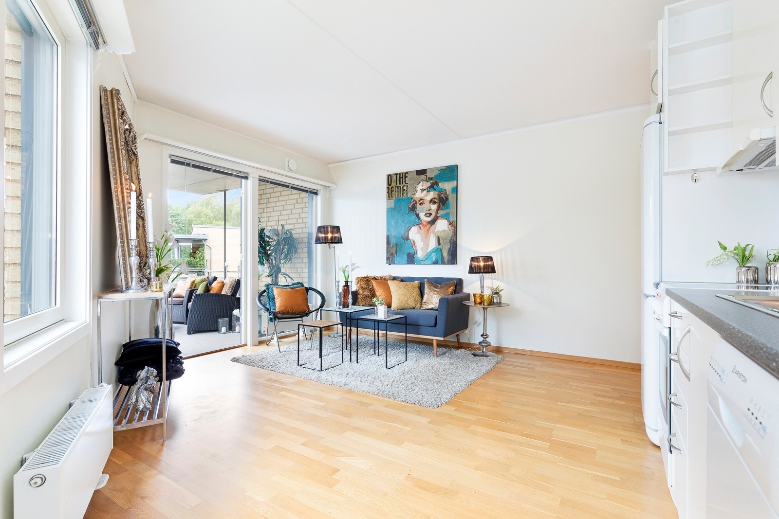Store vindusflater preger stuen og gir fantastisk lys inn i leiligheten. Her har du godt med plass til både sofa og spiseplass. Galleribilde