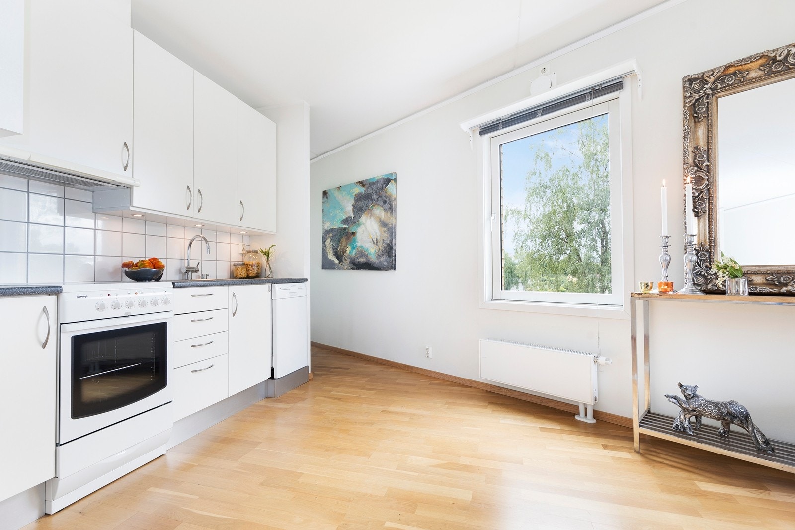 God planløsning med åpen stue og kjøkkenløsning. God plass for både sofa og spisebord i stuen Galleribilde