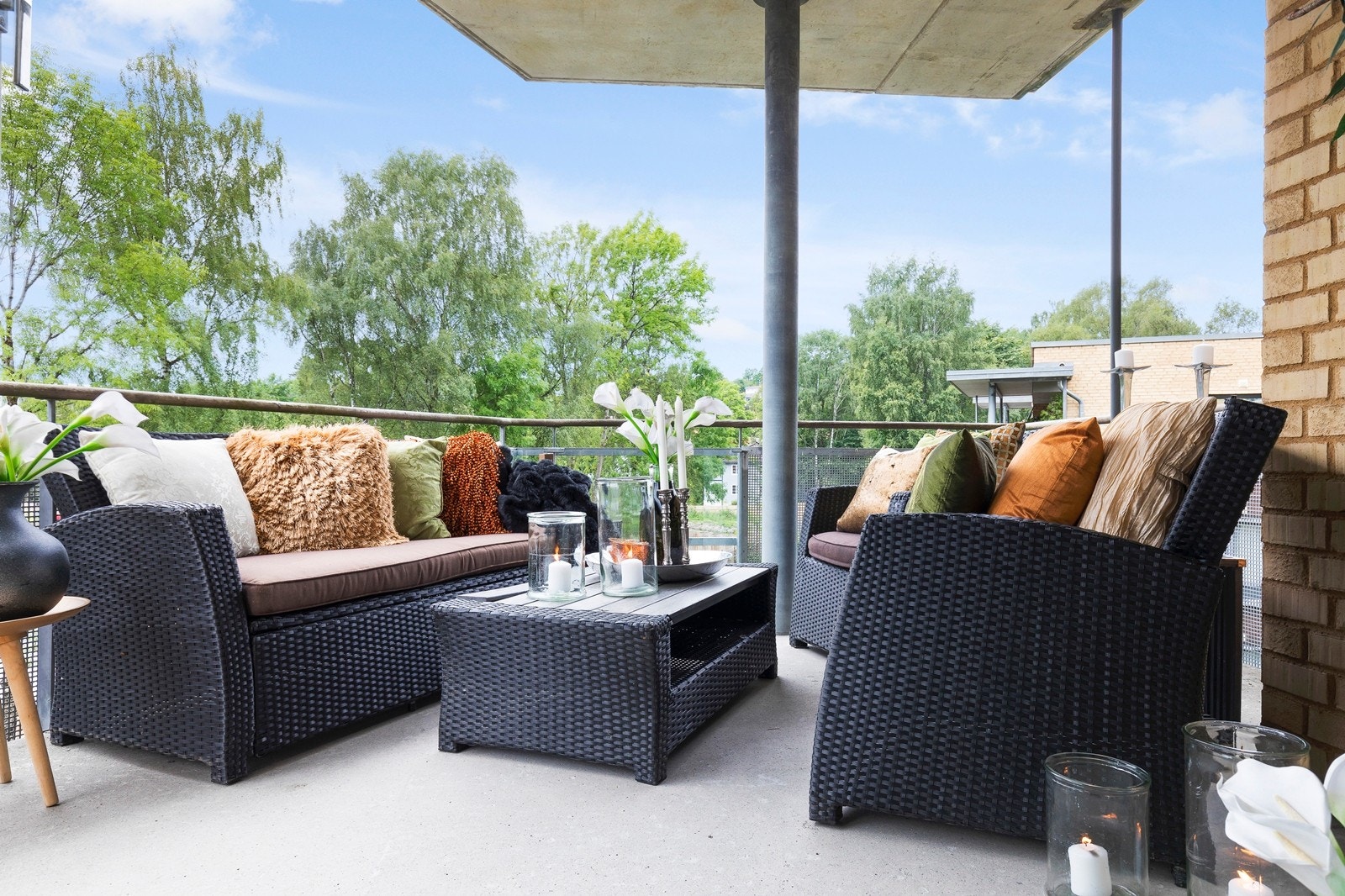 Balkongen er vestvendt så her kan du nyte solen fra midt på dagen til langt utpå kvelden i hyggelige omgivelser mot bakgården Galleribilde
