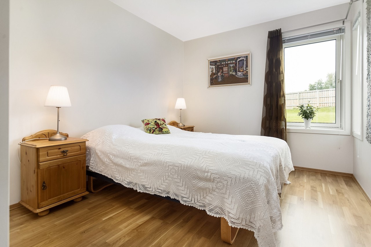 Leiligheten har totalt to soverom på. Dette soverommet er på ca. 11,5 kvm, og har rikelig med garderobeplass Galleribilde