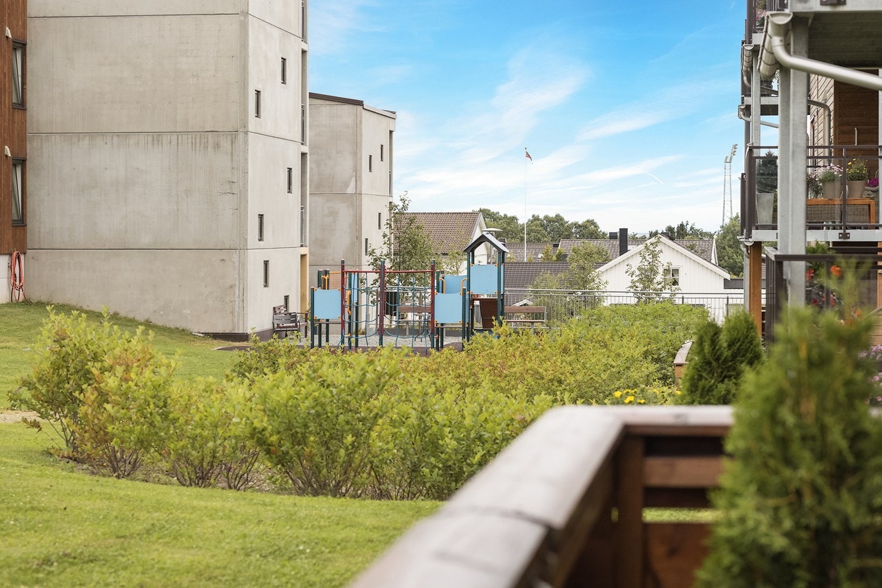 Like utenfor terrassedøren kan du nyte de gode solforholdene over en kaffekopp, her har du også full oversikt om barna leker seg på lekeplassen Galleribilde