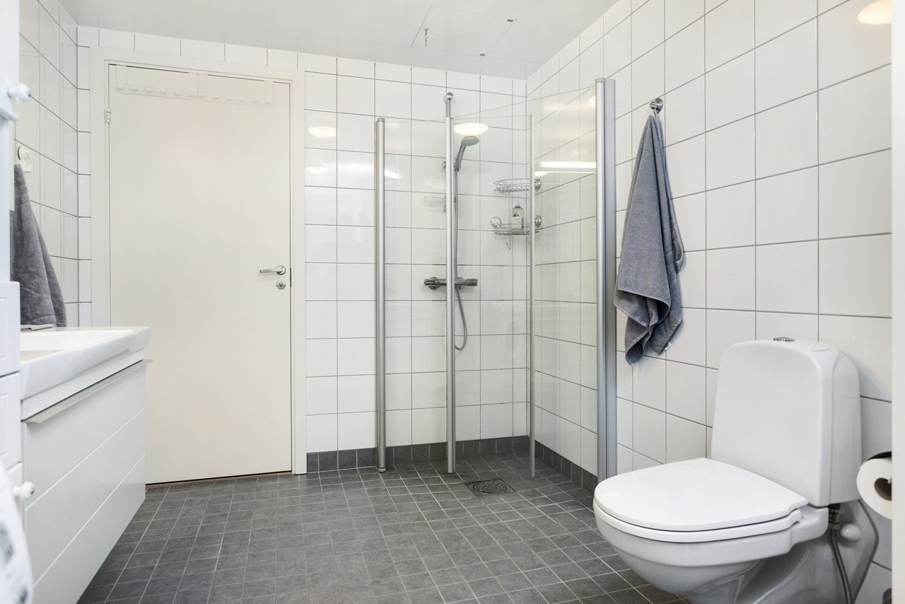 Dusjen er romslig innenfor de innsvingbare dusjdørene. Med nedsenket dusjområde i flisene behøver du heller ikke tenke på vann som flyter utenfor dusjsonen. Gled deg til en behagelig start og avslutning på dagen! Galleribilde