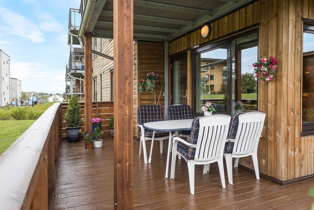 Fra stuen kan du spasere direkte ut til en stor og utvidet balkong med lun atmosfære. Vestvendt himmelretning for optimale solforhold. Gled deg til å trekke pusten i naturskjønne omgivelser! Galleribilde