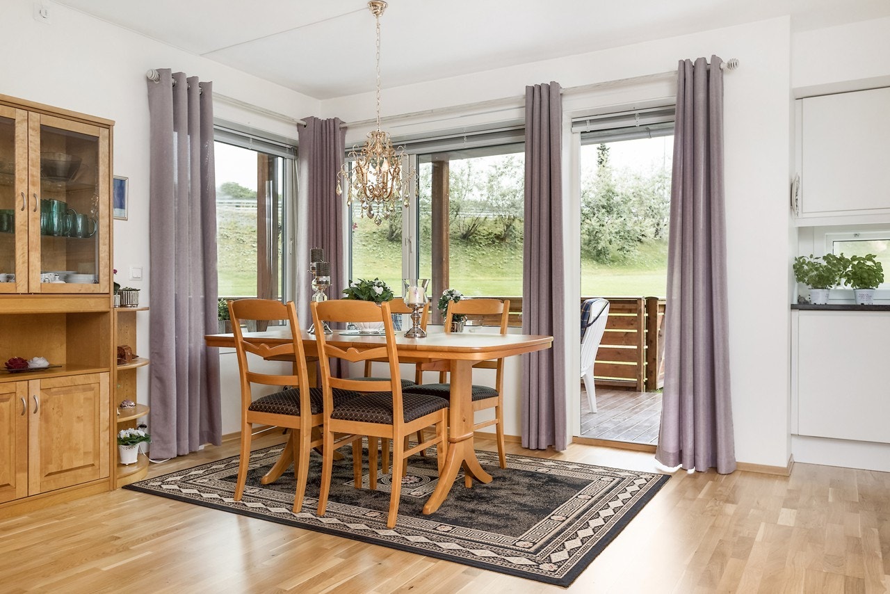 Med god plass for spisebord i direkte tilknytning til kjøkkenet er det lettvint og dekke på og anrette både til seg selv og til gjester ved større selskap Galleribilde