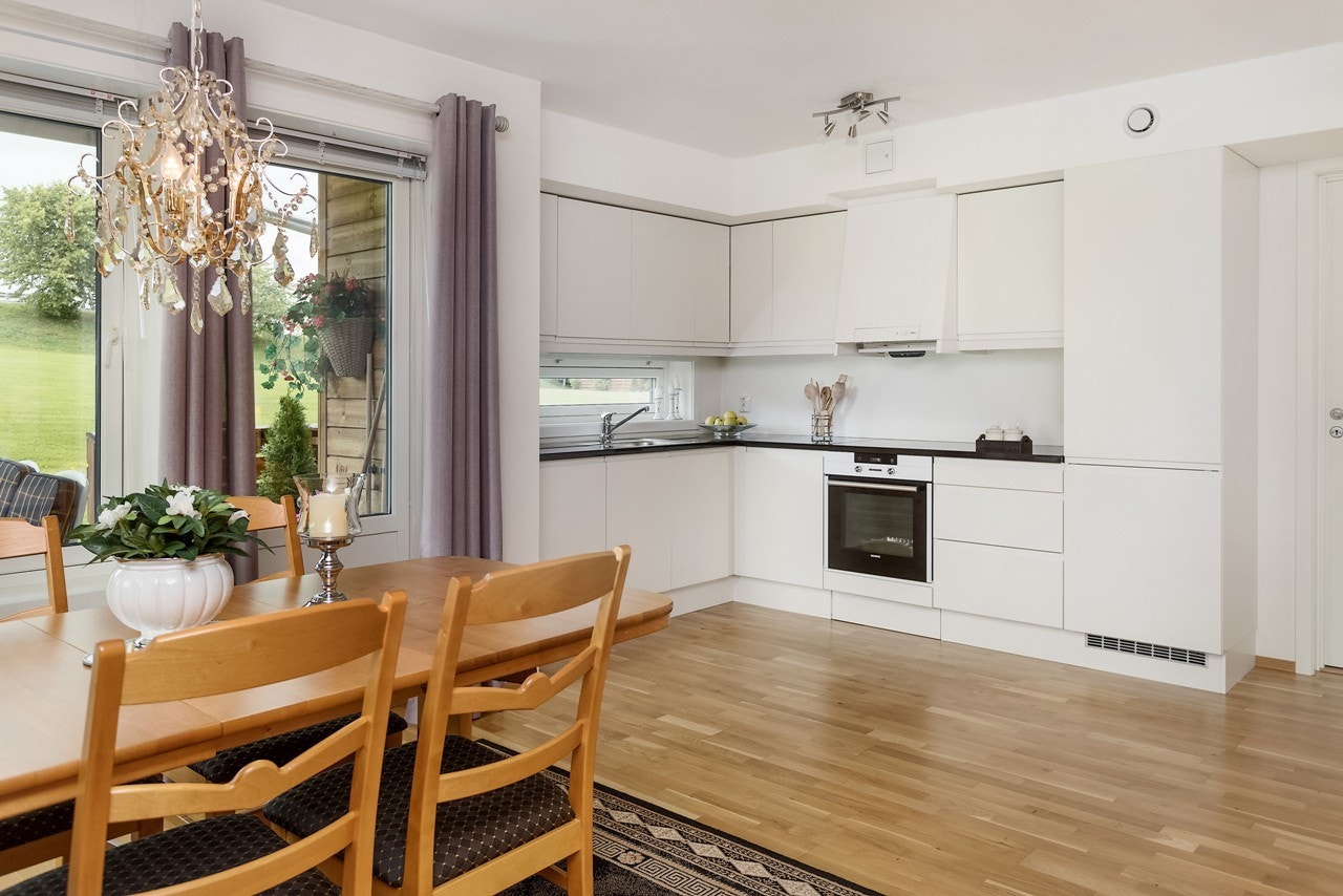 Stuen har store vindusflater som gjør atmosfæren luftig og fin. Gled deg til å invitere venner og familie på kaffebesøk! Galleribilde