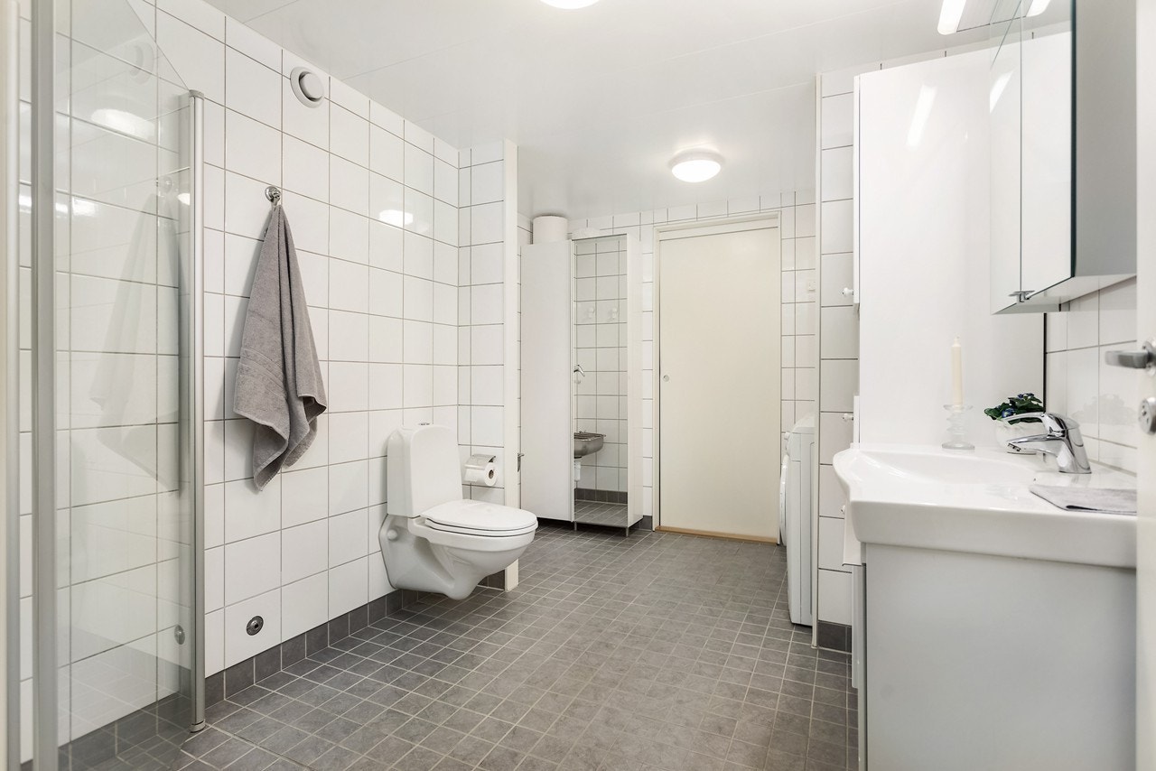 Ute i gangen finner du ditt nye lekre og romslige bad Galleribilde