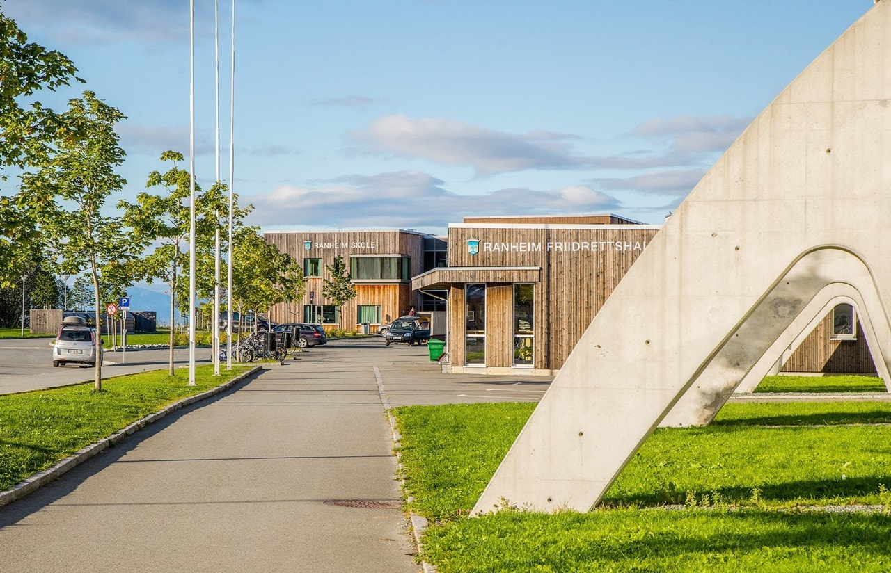 Leiligheten ligger med kort avstand til Ranheim Friidrettshall, barneskole, idrettsplass og fotballbane Galleribilde