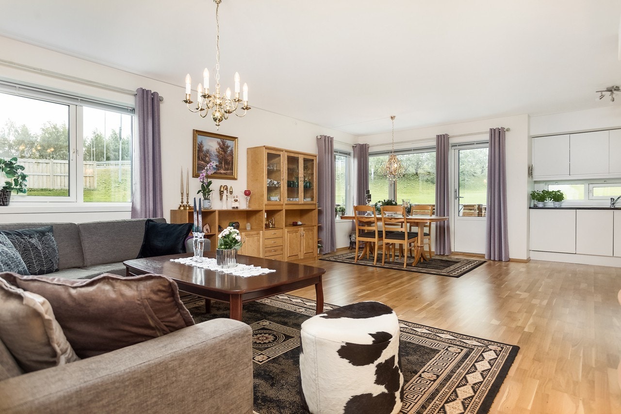 I Prestmovegen 1 D har vi nå gleden av å tilby deg denne stilrene og lyse leiligheten fra 2012, med gjennomgående god standard! Galleribilde