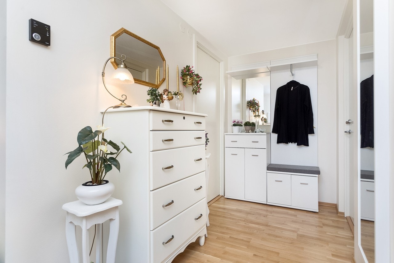 Velkommen inn til ditt nye hjem. Her vil du bli tatt godt imot med god plass for kommode eller sittebenk. Kler og sko lagres i den romslige skyvedørsgarderoben Galleribilde