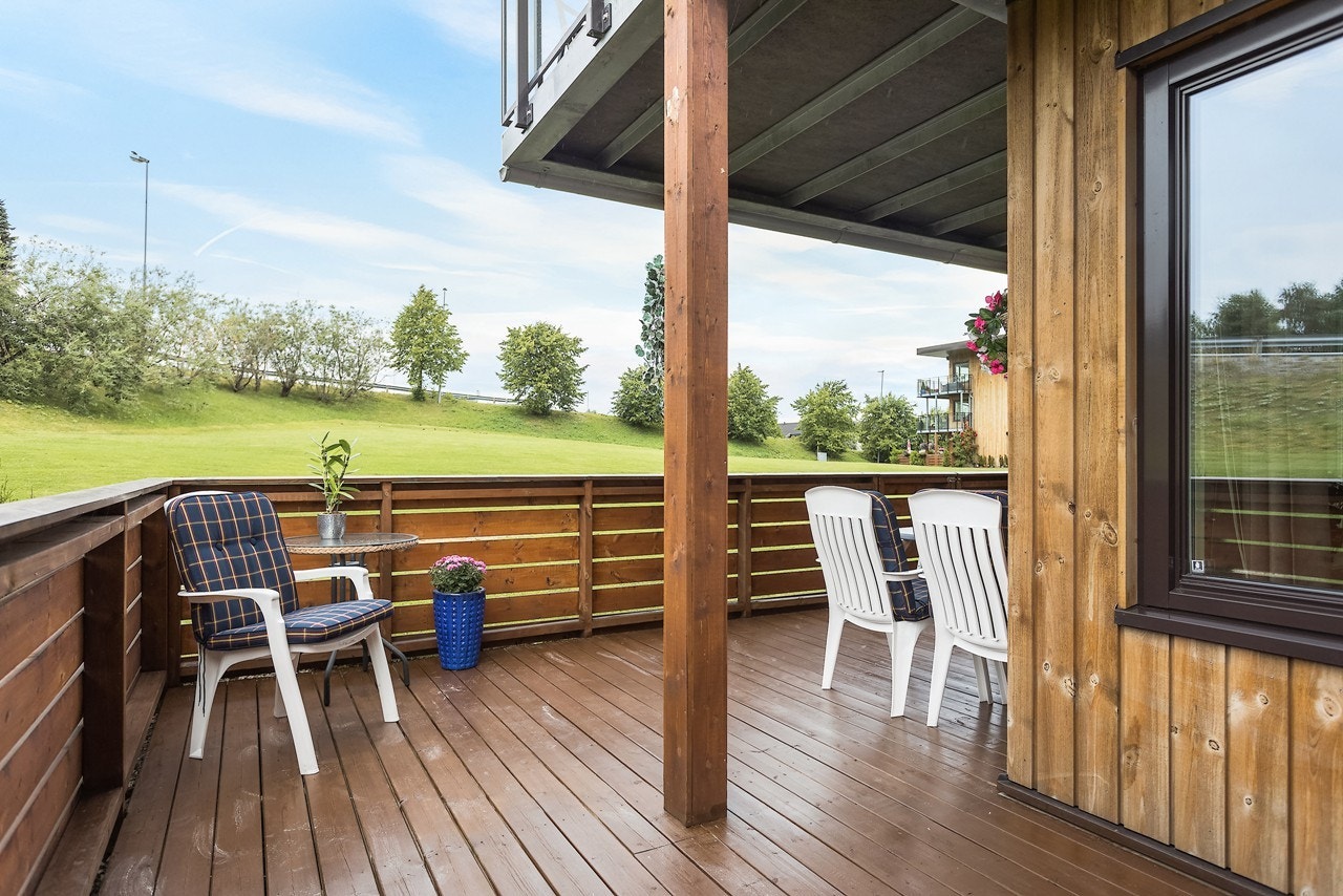 Romslig og fin veranda med mot sørvest for en lun tilværelse. I fremkant har du et flott grøntareal Galleribilde