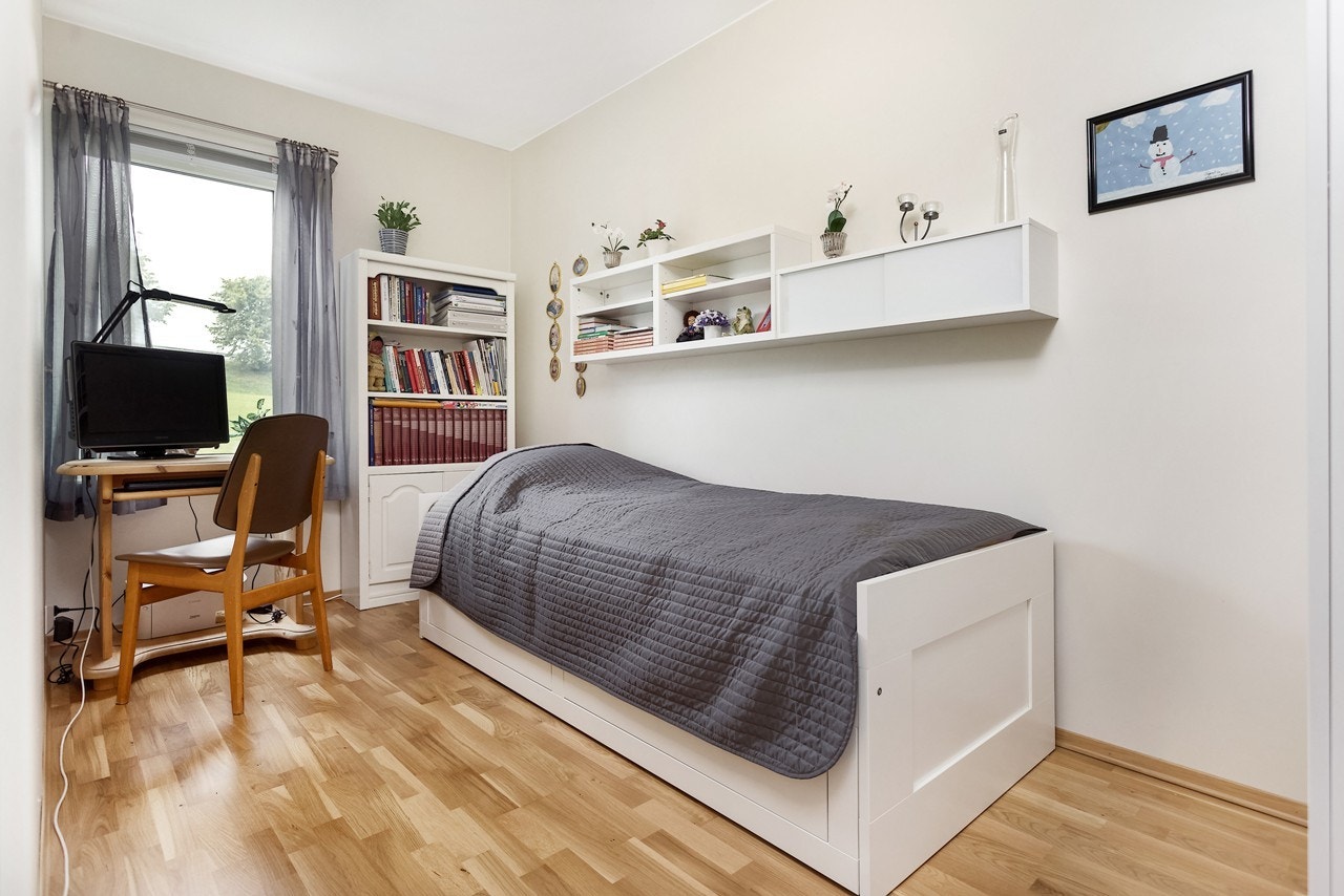 Soverom 2 er lyst og luftig og egner seg godt som både gjesterom og i kombinasjon som kontor Galleribilde