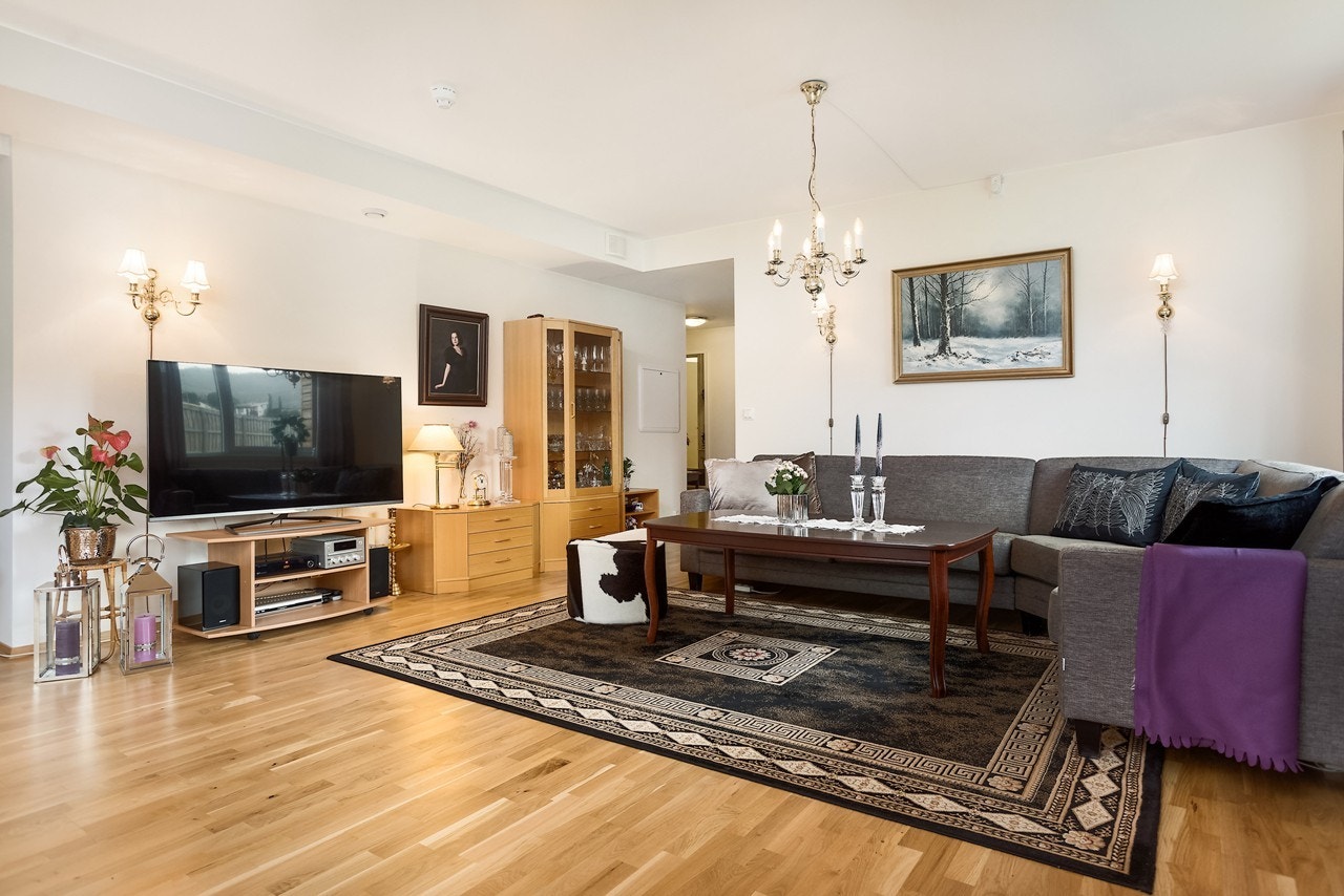 Fra sofahjørnet er det god avstand bort til kjøkkenet Galleribilde