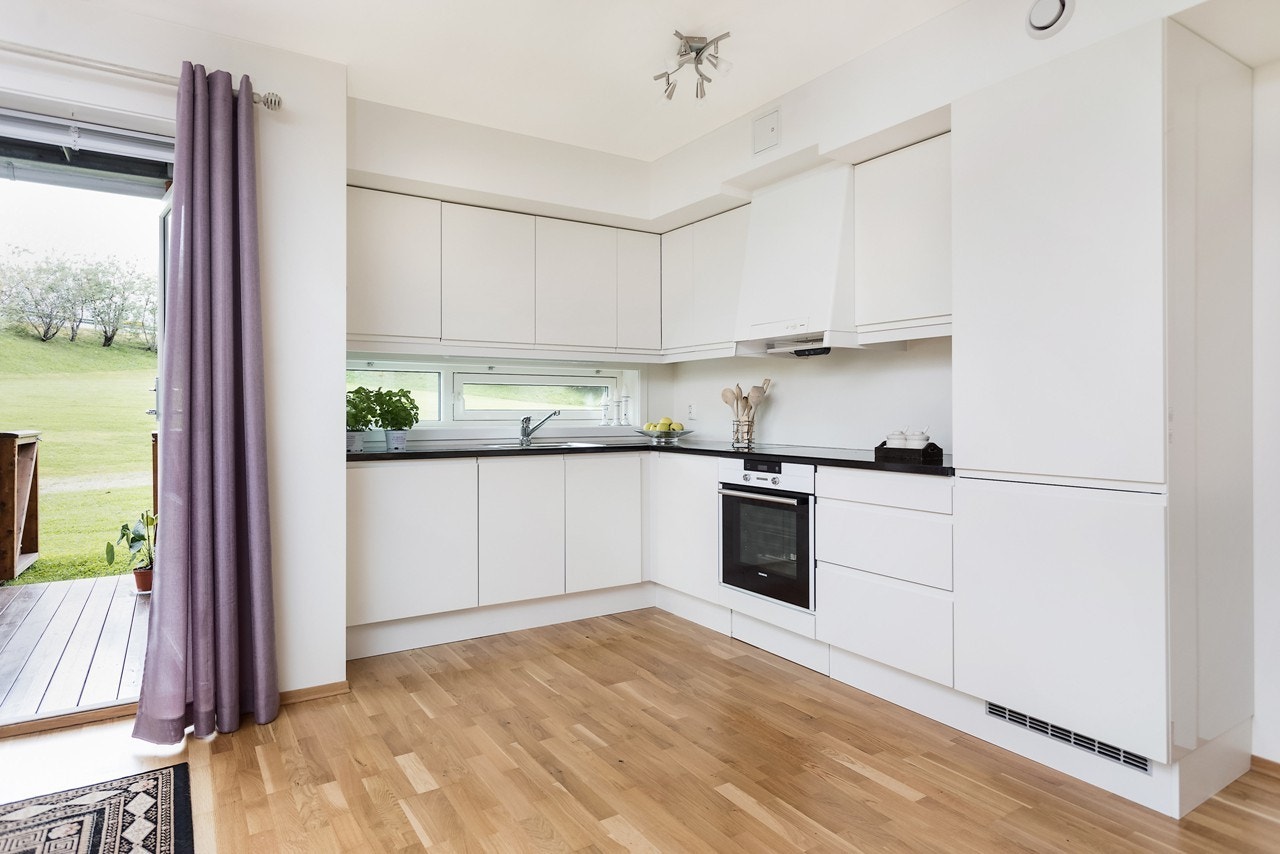 Lekkert og oppgradert kjøkken, med mye skapplass og godt med benkeflater for kokkelering og baking. Her har du selvfølgelig alt av integrerte hvitevarer Galleribilde