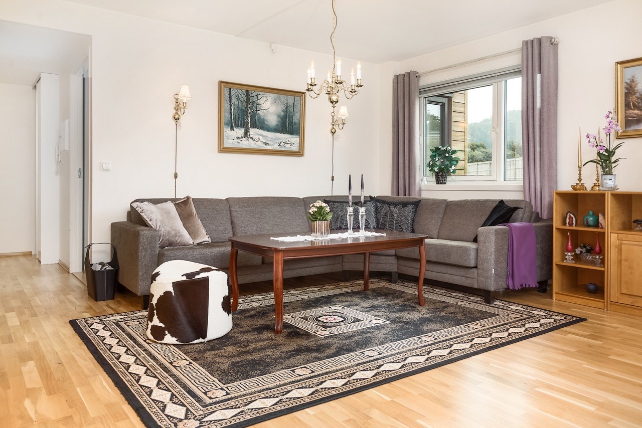 På stuen vil du få plass til en romslig sofaseksjon. Stuens utforming byr på fleksibele møbleringsmuligheter Galleribilde