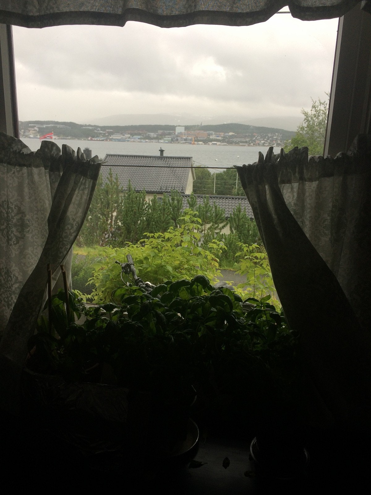 Vindu kjøkken med spisekrok Galleribilde