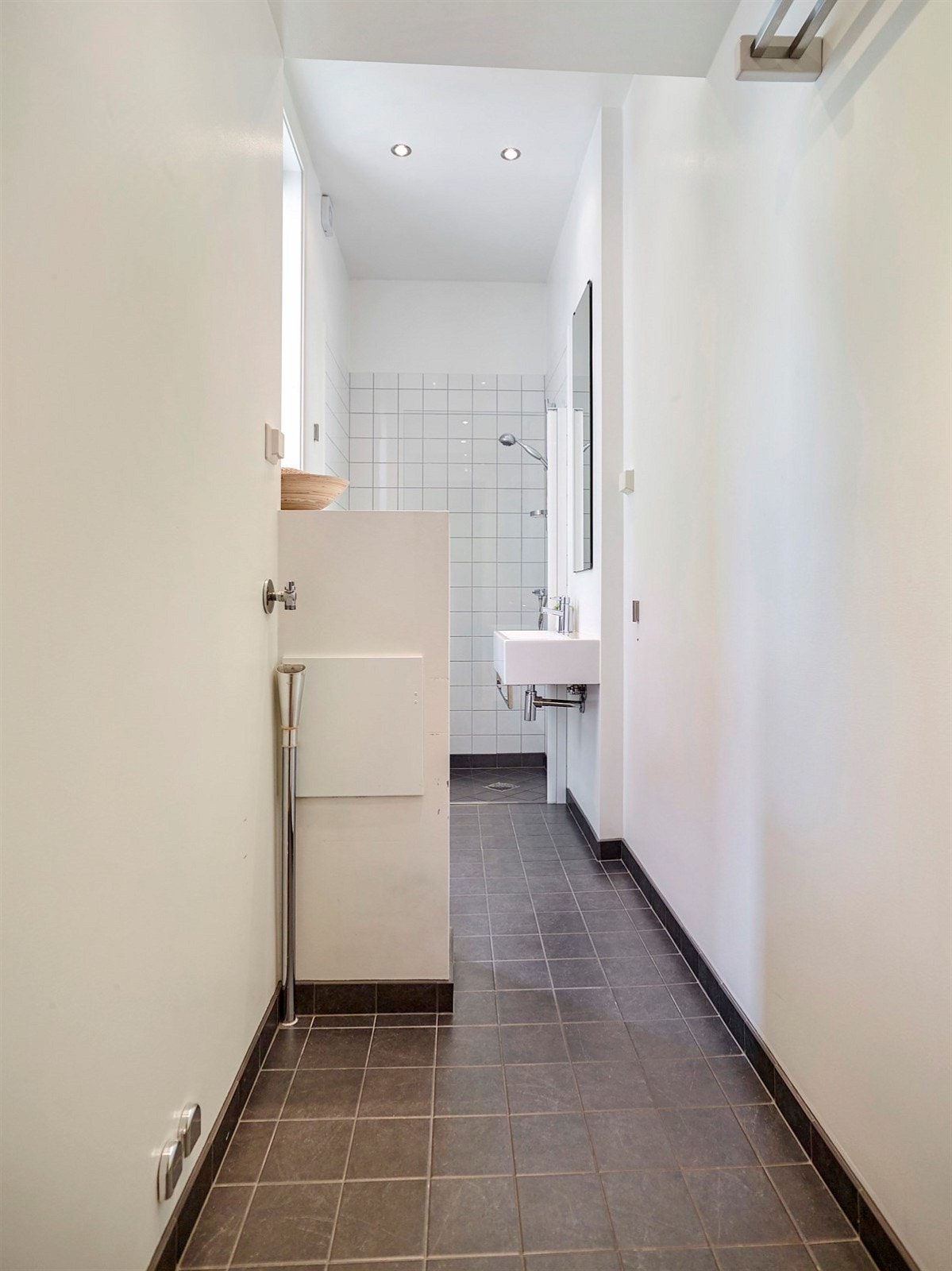 Praktikandel/hybel - Pent og flislagt baderom. Galleribilde