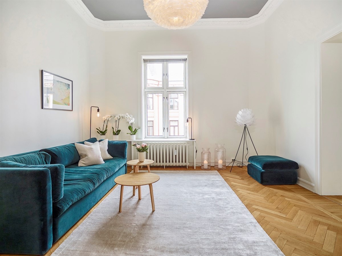 Store vindusflater gir rikelig med naturlig lys. Galleribilde