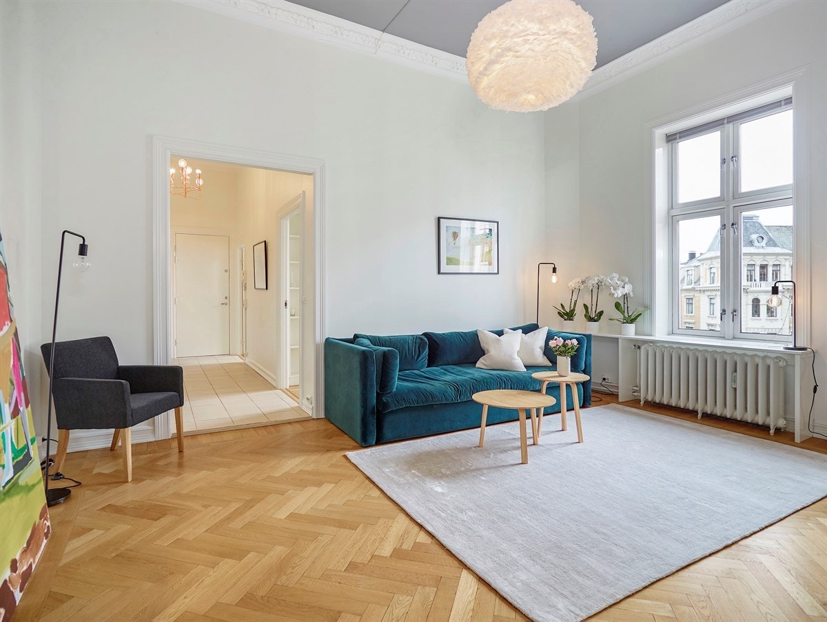 Boligen preges av en lekker kombinasjon av klassiske detaljer og en moderne standard. Galleribilde