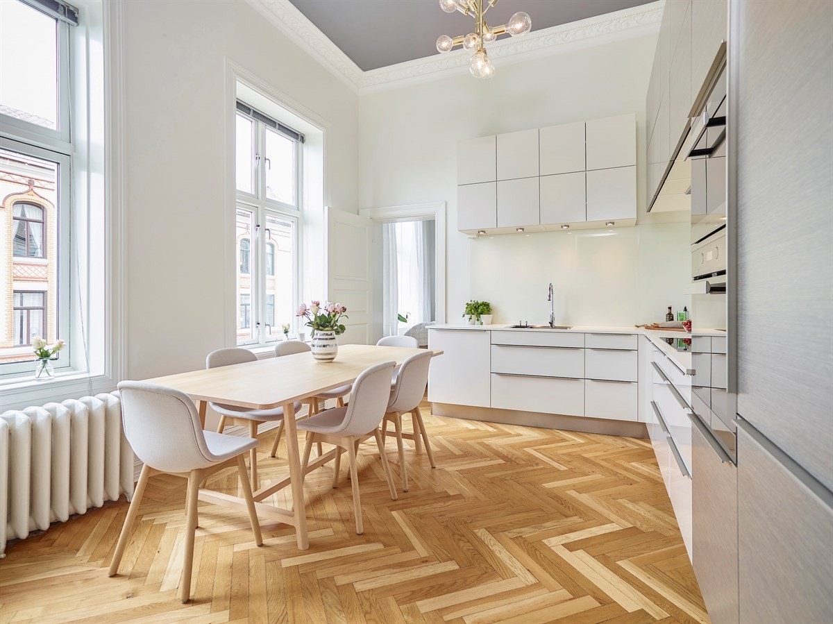God plass til spisegruppe for flere gjester. Galleribilde