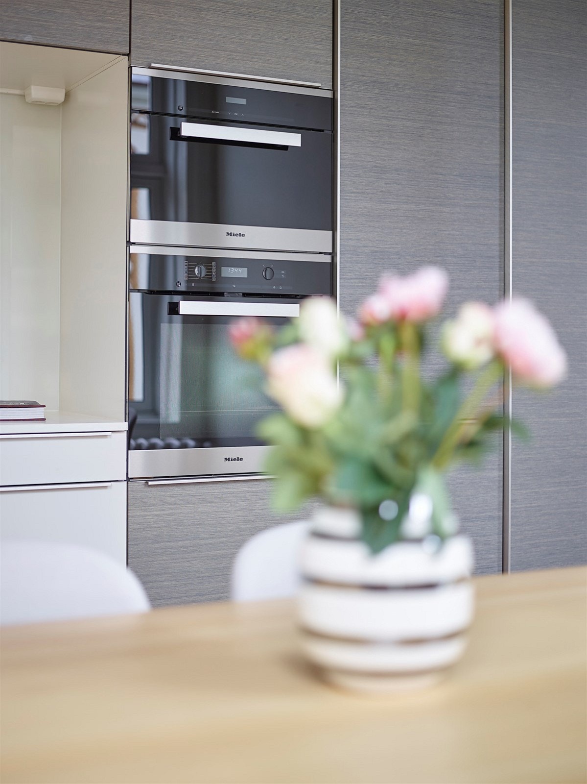 Kjøkkenet innholder Miele stekeovn med damptilførsel og Miele separat dampovn i høyskap. Integrert kjøleskap og 90 cm platetopp med 6 flex soner - begge fra Miele. Stillegående oppvaskmaskin fra Bosch. Galleribilde