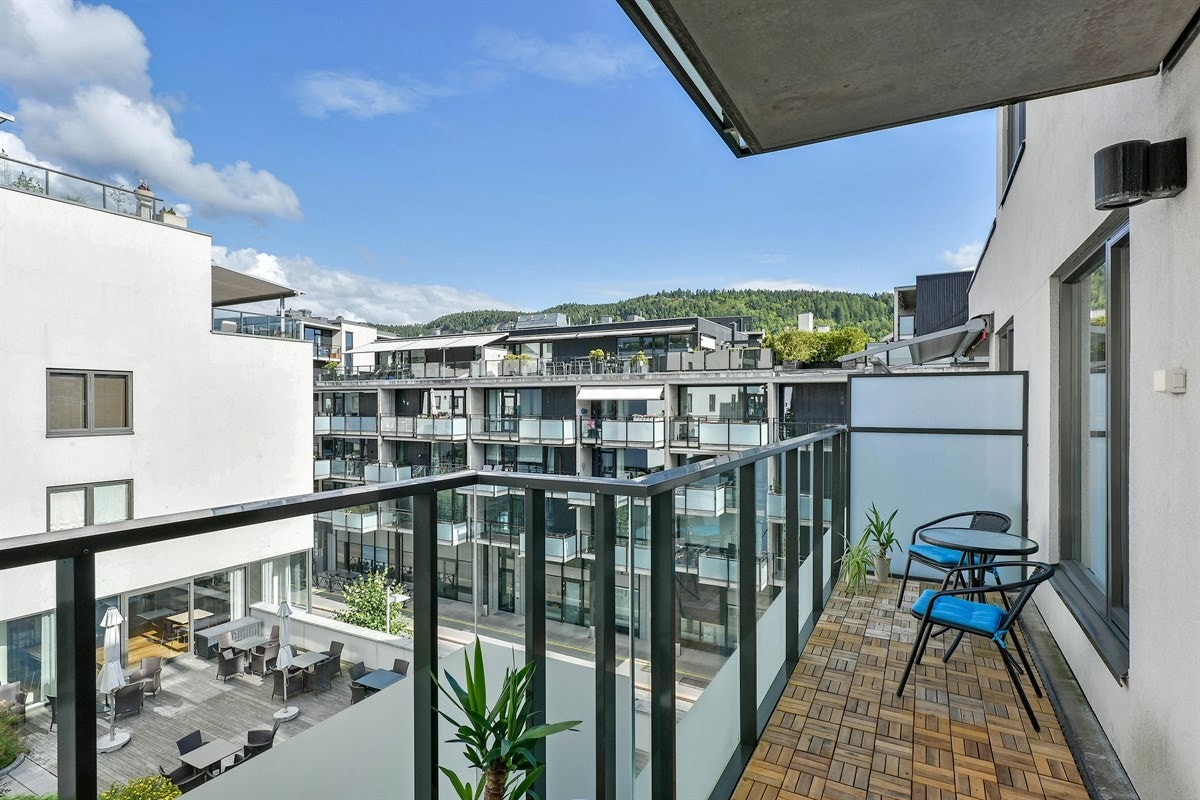 På varme sommerdager fremstår verandaen som en fin forlengelse av stuen med god plass for sittegruppe, grill og middagsgjester. Galleribilde