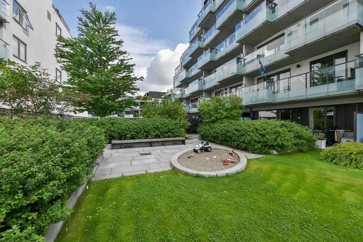 Uteområdet er pent opparbeidet med diverse beplantning. Galleribilde