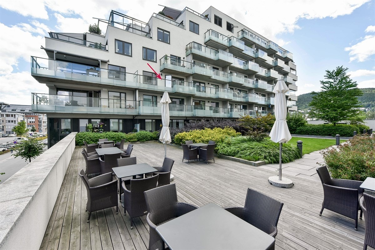 Leiligheten har en koselig utsikt, garasjeplass og heis til leilighetsplan. Pluss-bolig for deg som vil ha høyere standard og en enklere hverdag! Galleribilde