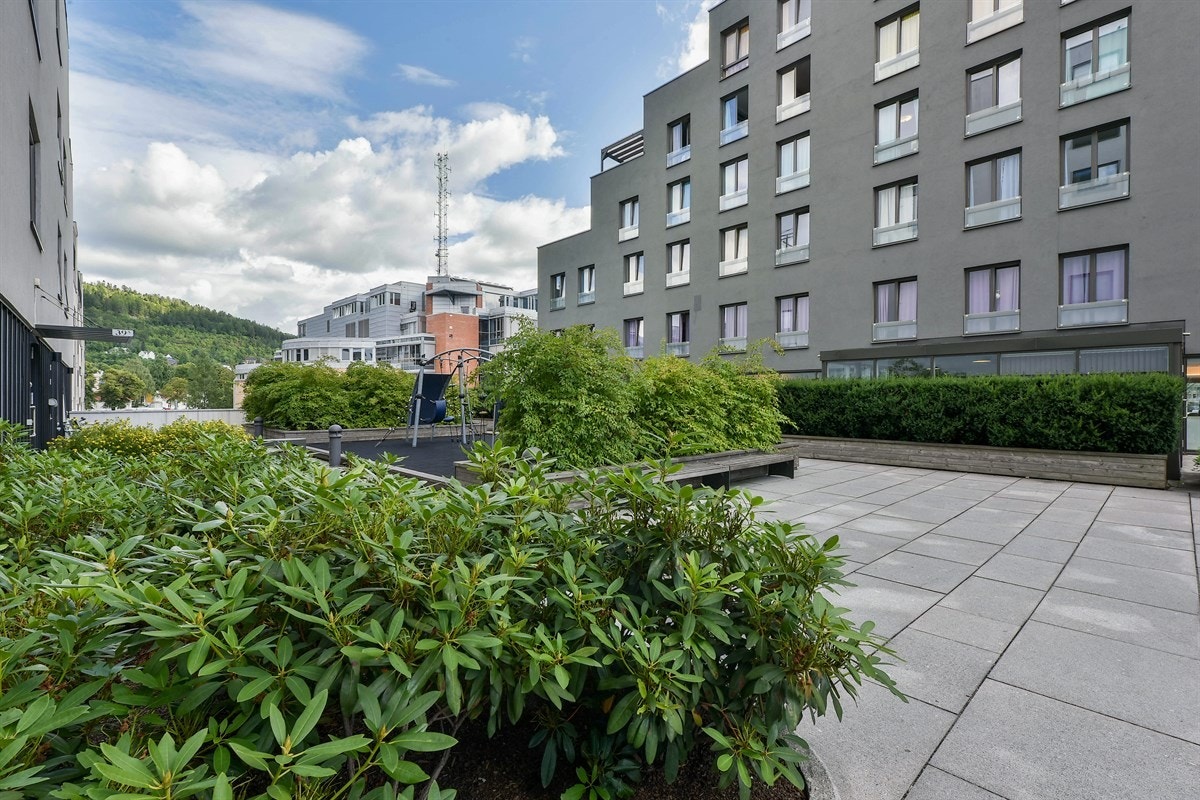 På tomten er det sittegrupper til felles bruk. Galleribilde