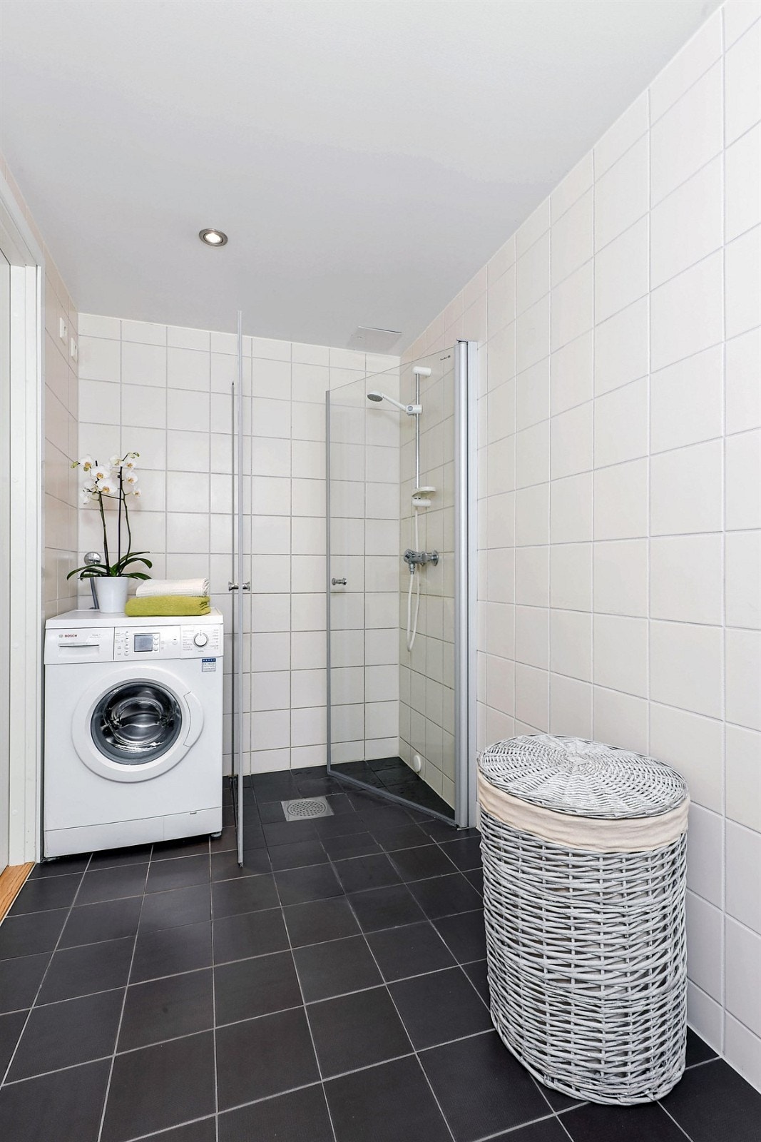 Badet har varme i gulv og downlights i himling. Galleribilde