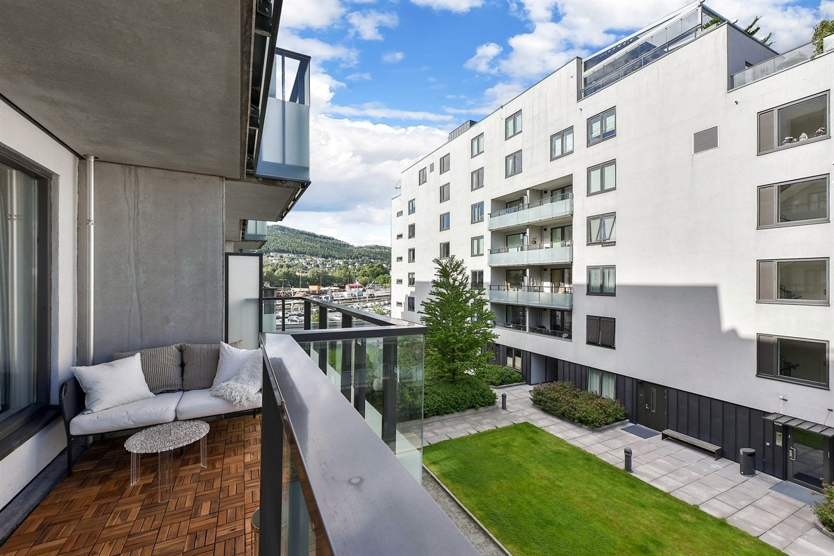 Leiligheten har en vestvendt veranda på ca. 12 kvm med fin ettermiddagssol. Galleribilde