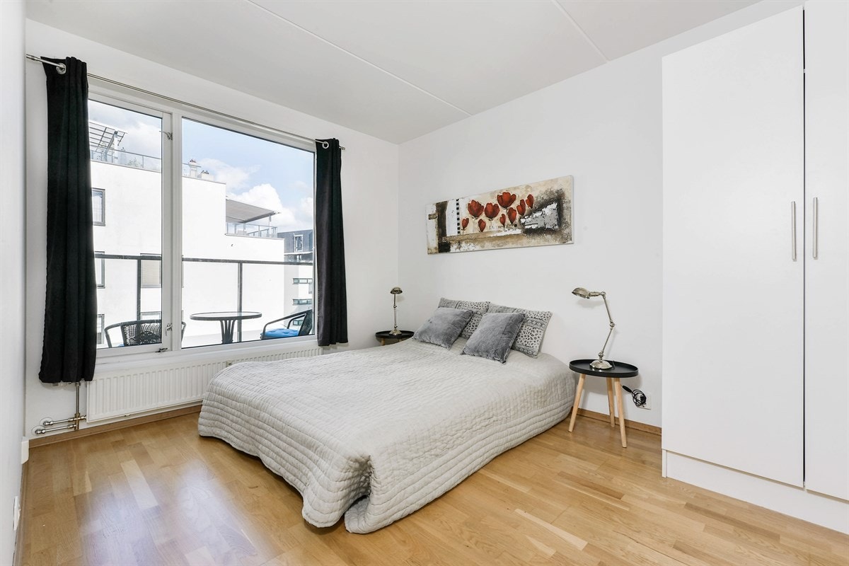 Leiligheten har et romslig soverom med tilhørende garderobeløsning. Galleribilde