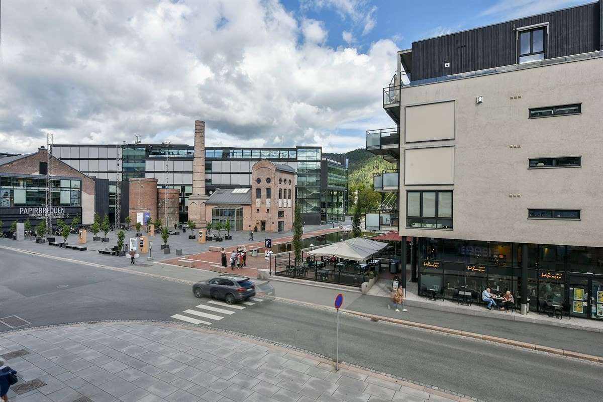 Fra boligen er det umiddelbar nærhet til Drammenselven og byens populære elvepromenade, som bl.a. byr på deilige, grønne lunger, sandvolleyballbane, flotte bade- og fiskemuligheter, samt koselig spisesteder med uteservering. Galleribilde