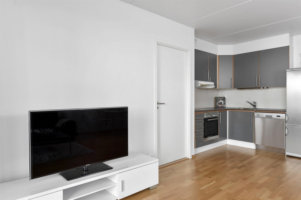 Innredningen består av overskap, samt en underseksjon med skuffer, skap og servant i benkeplate. Galleribilde