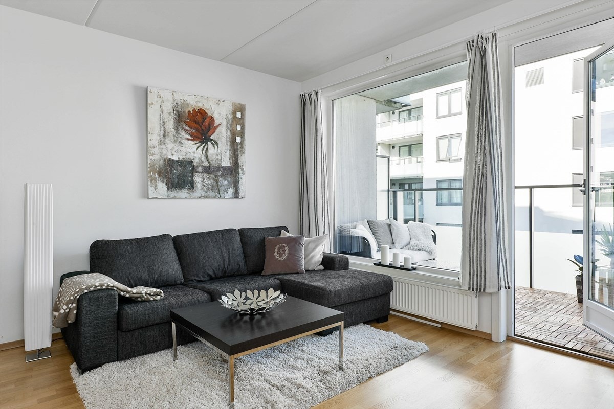 Stuen har vindusflater som omtrent dekker endeveggen og bader rommet i naturlig lys. Galleribilde