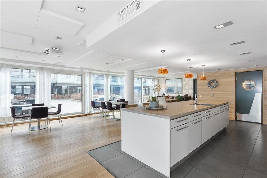 Serviceområde på ca 300 kvadratmeter ligger på plan 2 i Hus B, med utgang til hyggelig gårdshage. Galleribilde