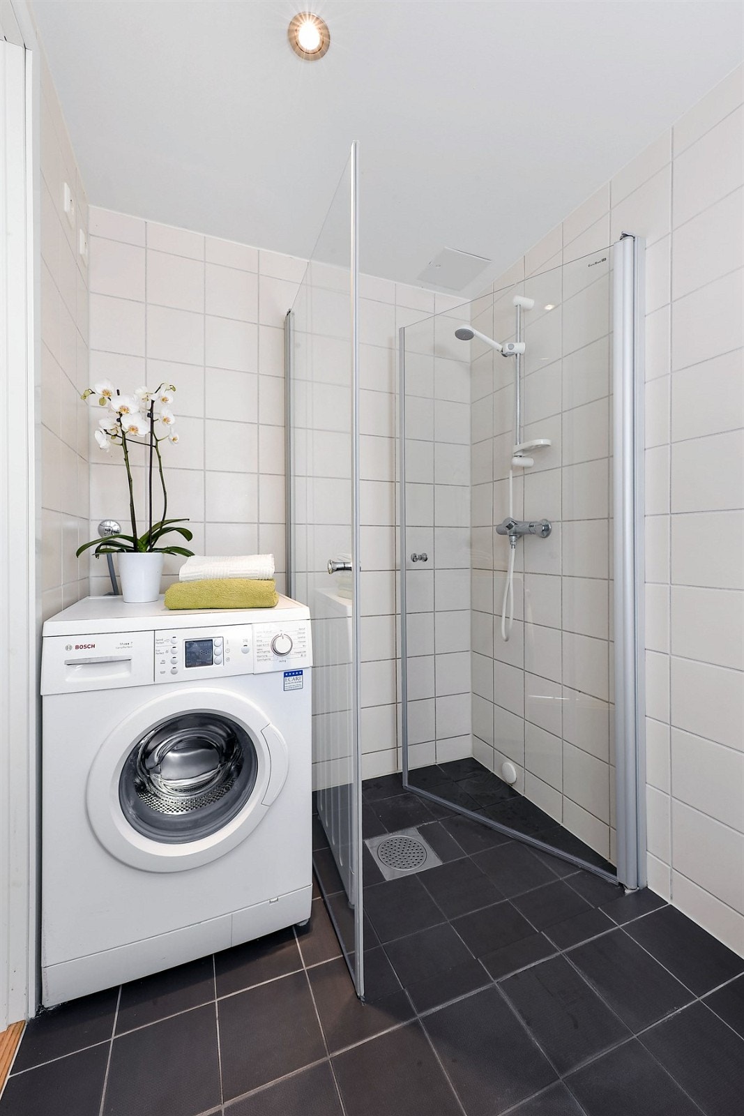 Badet har opplegg for vaskemaskin og tørketrommel. Galleribilde